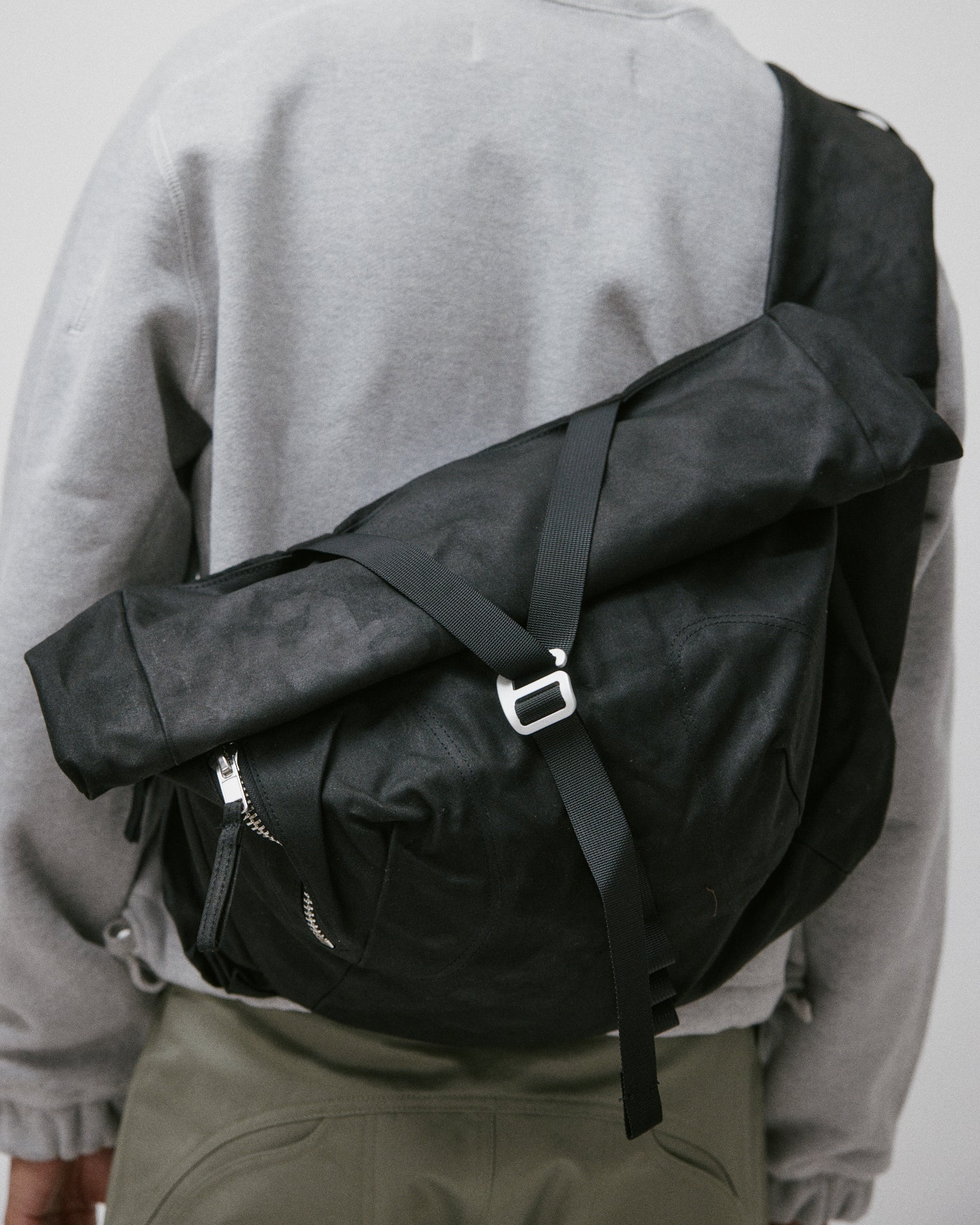 Bubble-Roll Wax Messenger Bag Black
