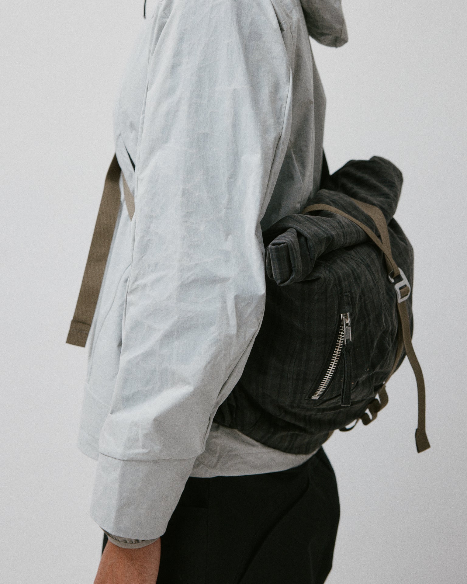 Bubble-Roll Wax Messenger Bag Grey Plaid